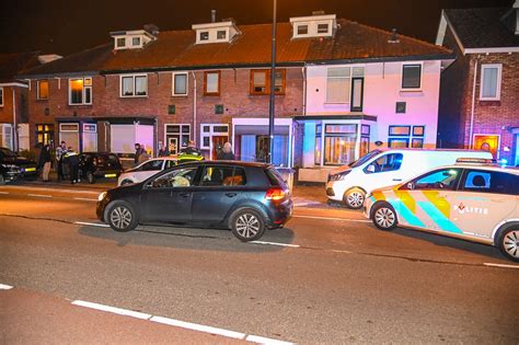 Auto belandt tegen gevel van woning na zware frontale aanrijding ...